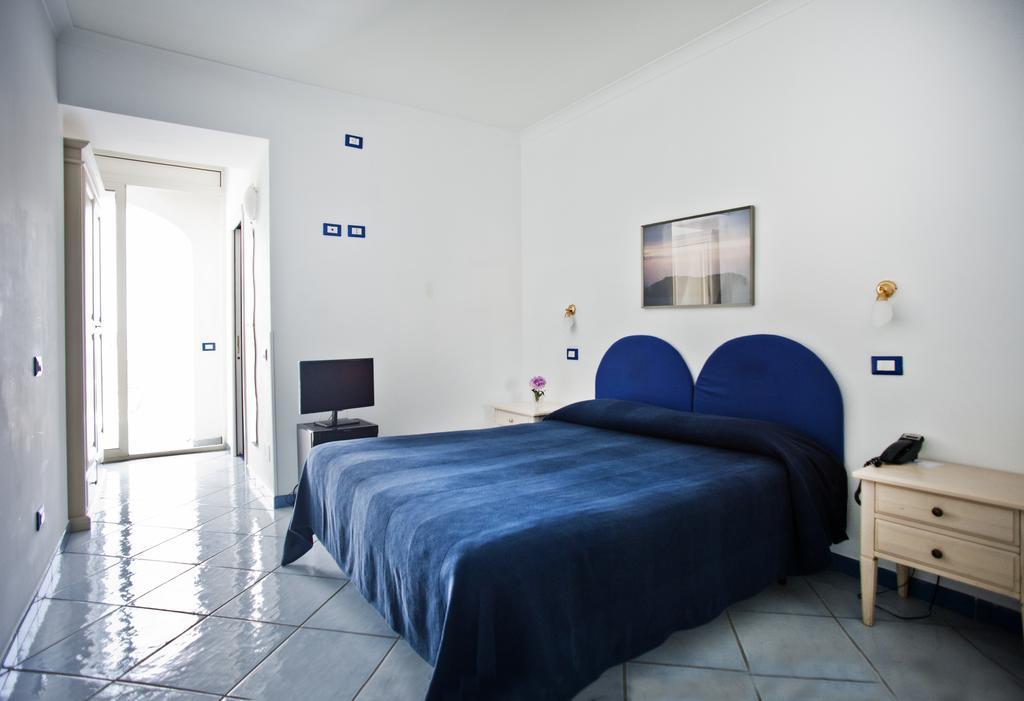 Hotel Villa Iulia Вентотене Екстер'єр фото